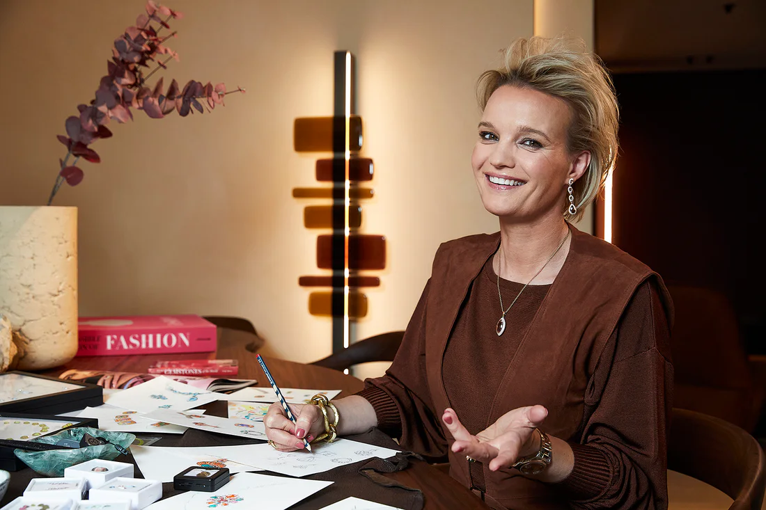 Céline Roelens aan het werk in haar designstudio