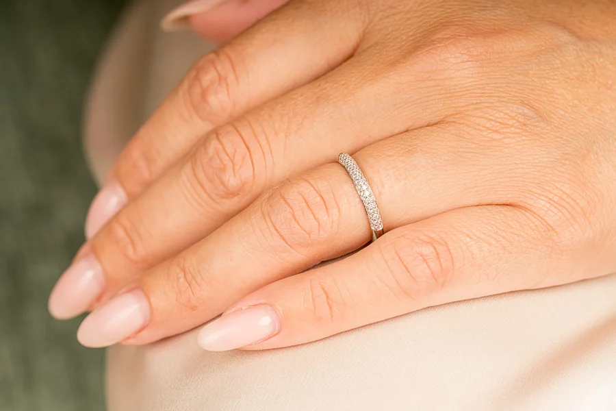 Everything you need to know about wedding rings: cost, wearing and tips